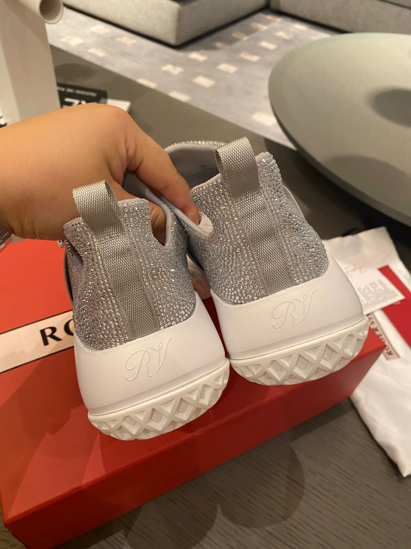 Кроссовки с пряжкой и стразами