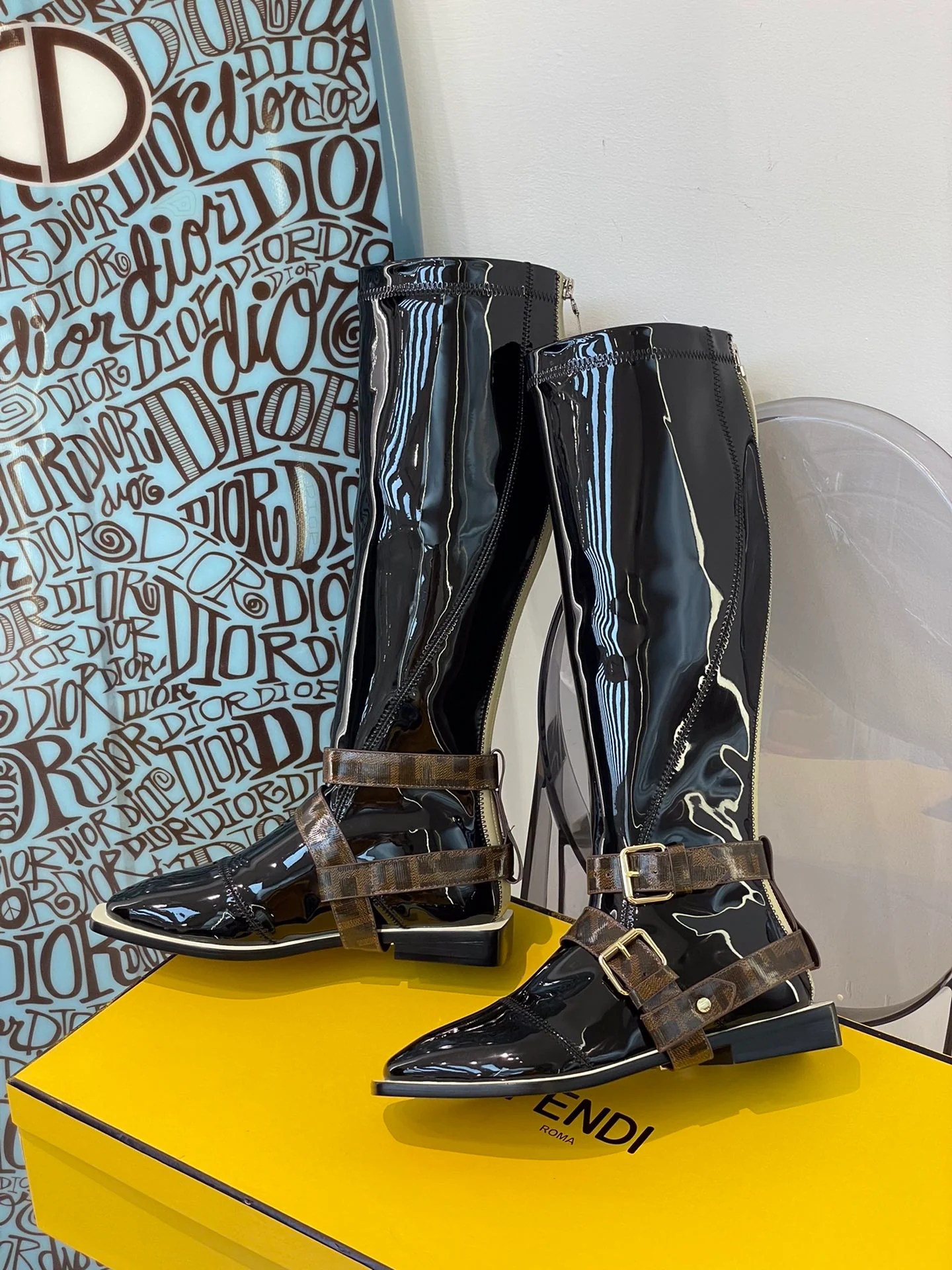 Fendi - Лакированные сапоги до колена в британском стиле с лоскутным дизайном - Черные