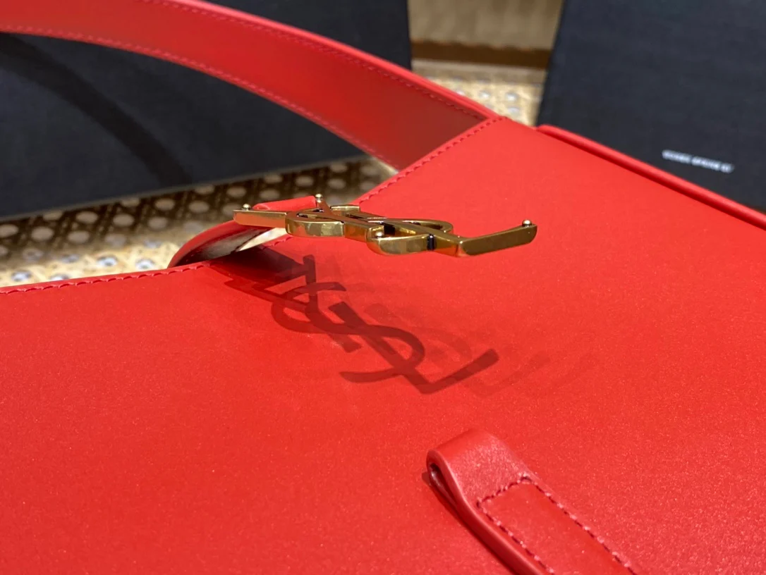Сумка-седло YSL - красная с золотой фурнитурой.