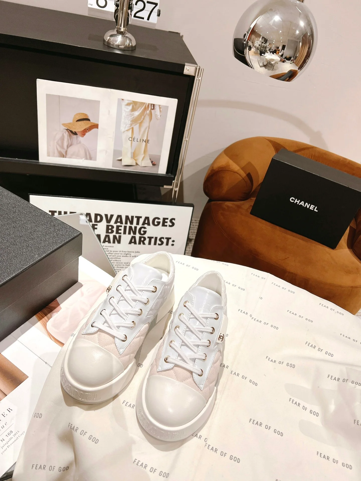 Стеганые повседневные туфли Chanel с цветовыми блоками - белые.