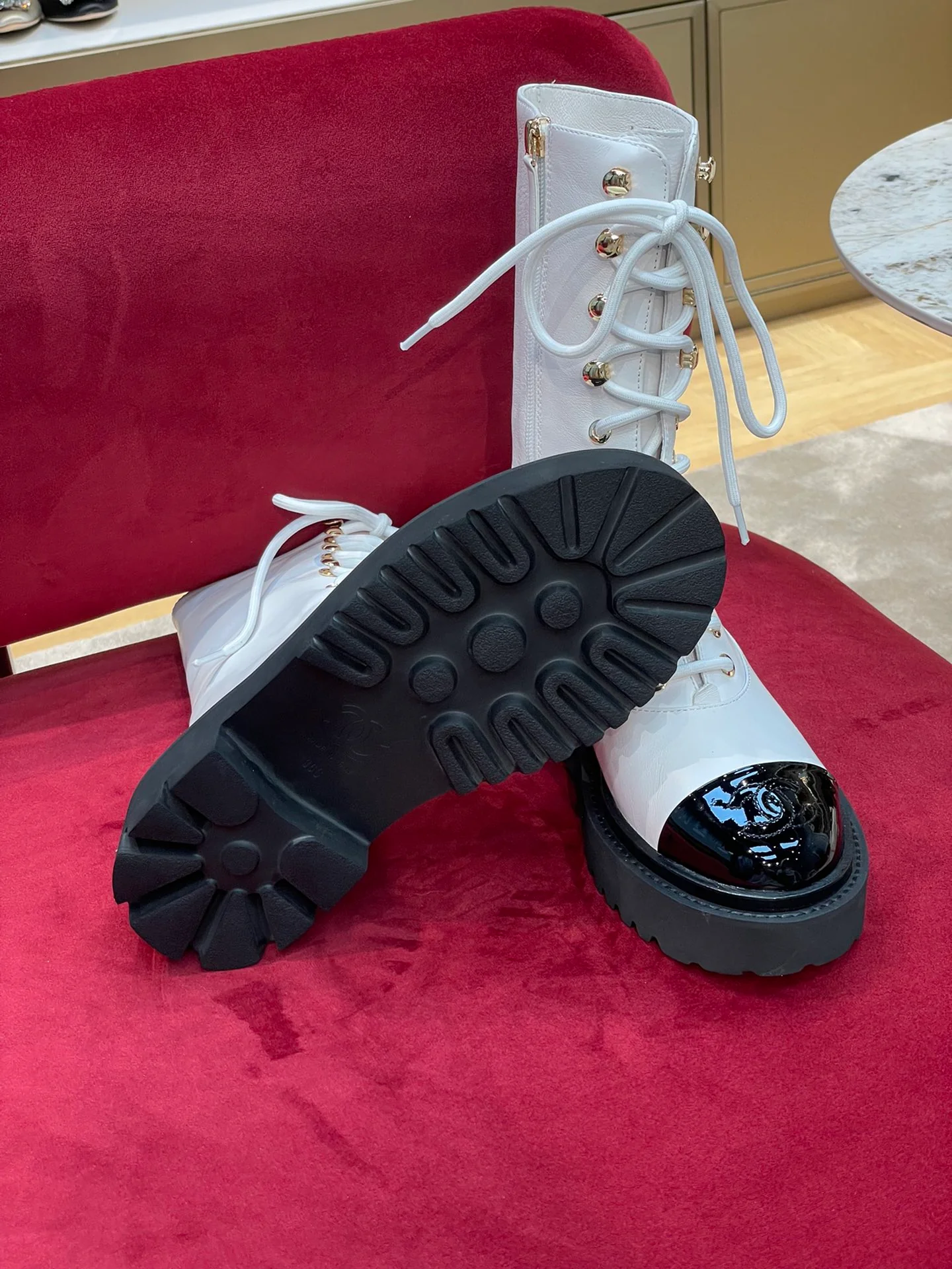 Новинка 2022 года от Chanel - Мотоциклетные ботинки с закругленным носком - Белые