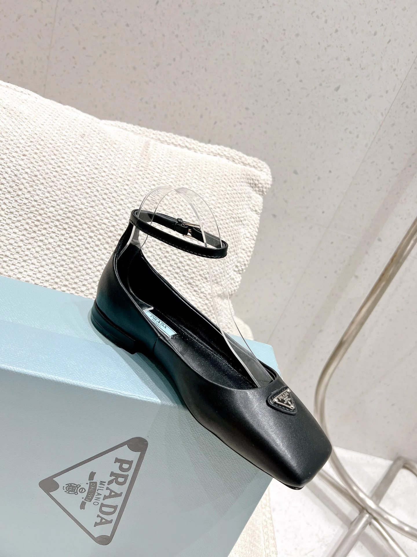 Новинка сезона весна/лето 2023 от Prada - Кожаные балетки - Черные