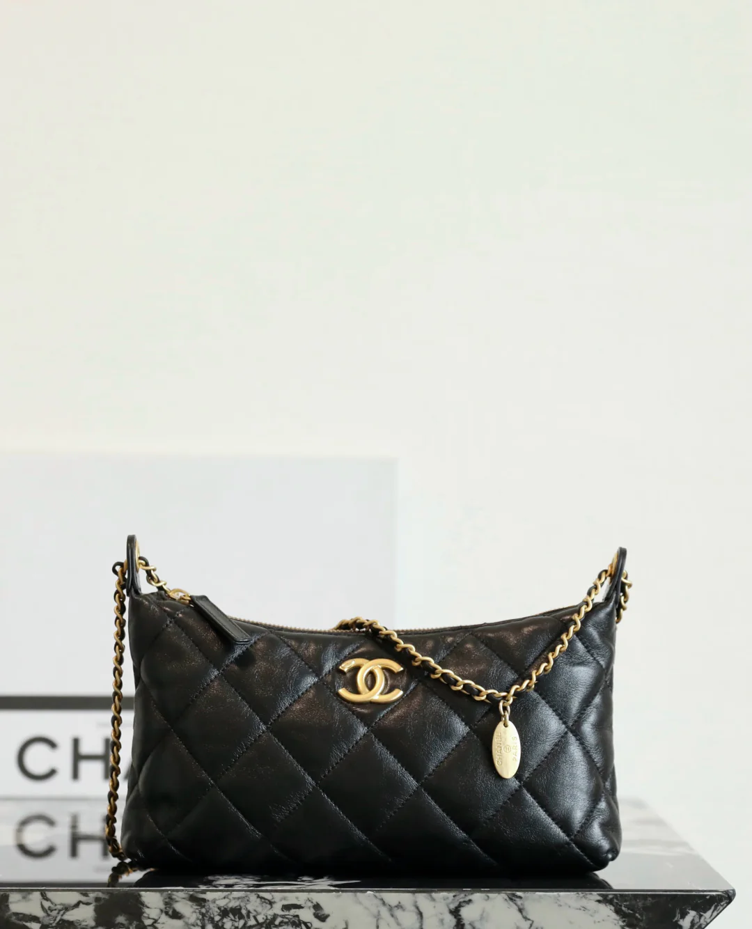 Chanel - ??? - Сумка-мешок на цепочке с монетами - Черная с золотой пряжкой