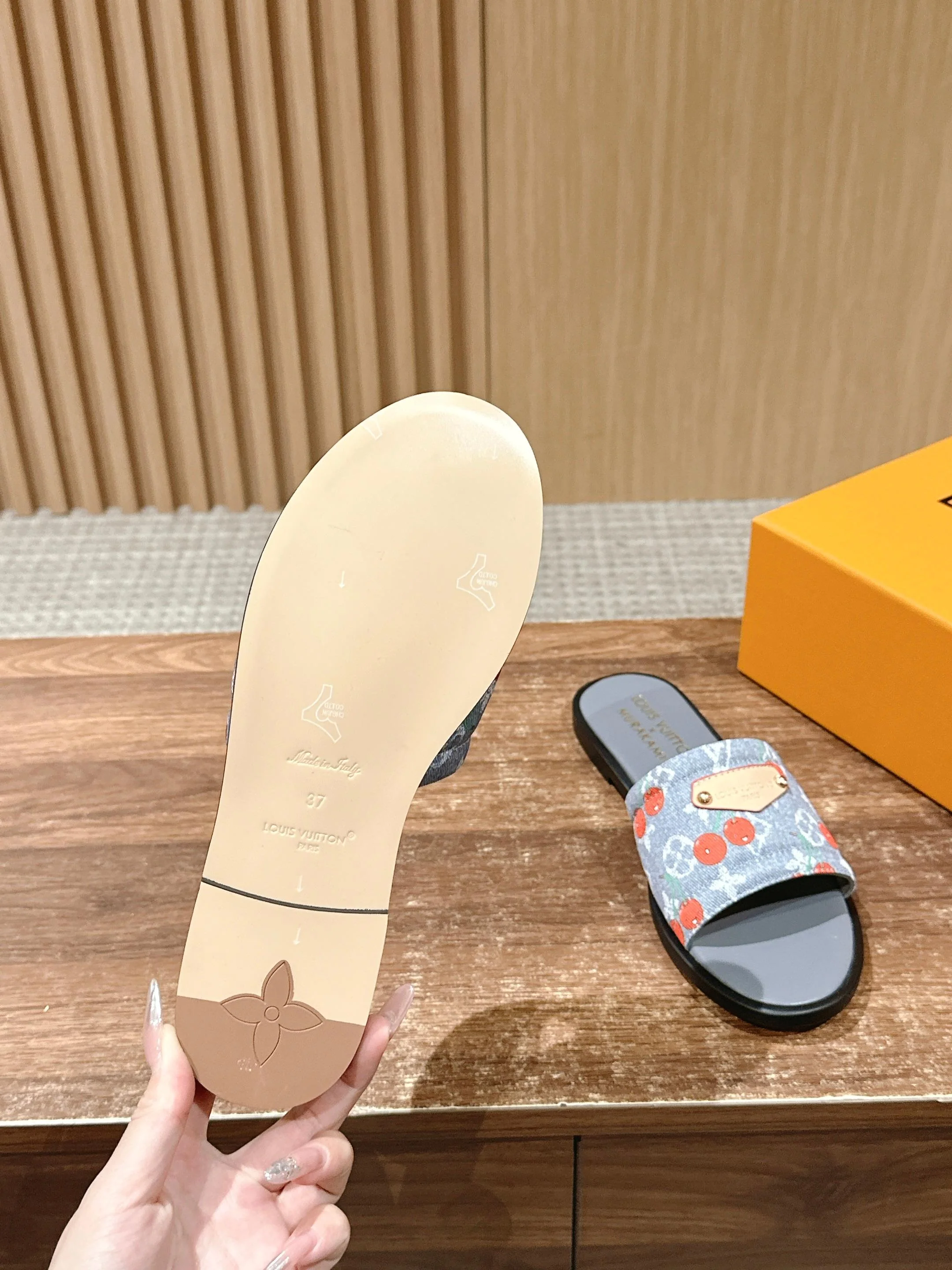 LV - Сандалии на плоской подошве из ретро-серии Такаши Мураками - Серые