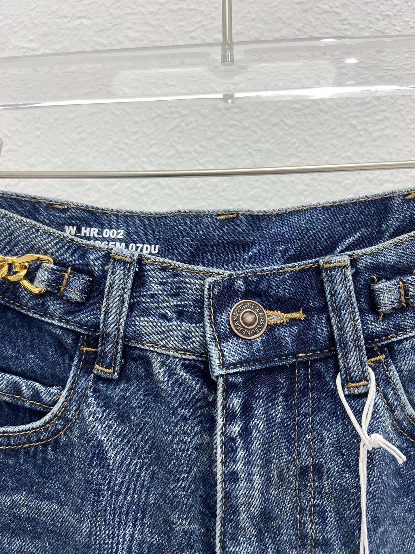 Celine 2403 - Джинсовые шорты с цепочкой на поясе