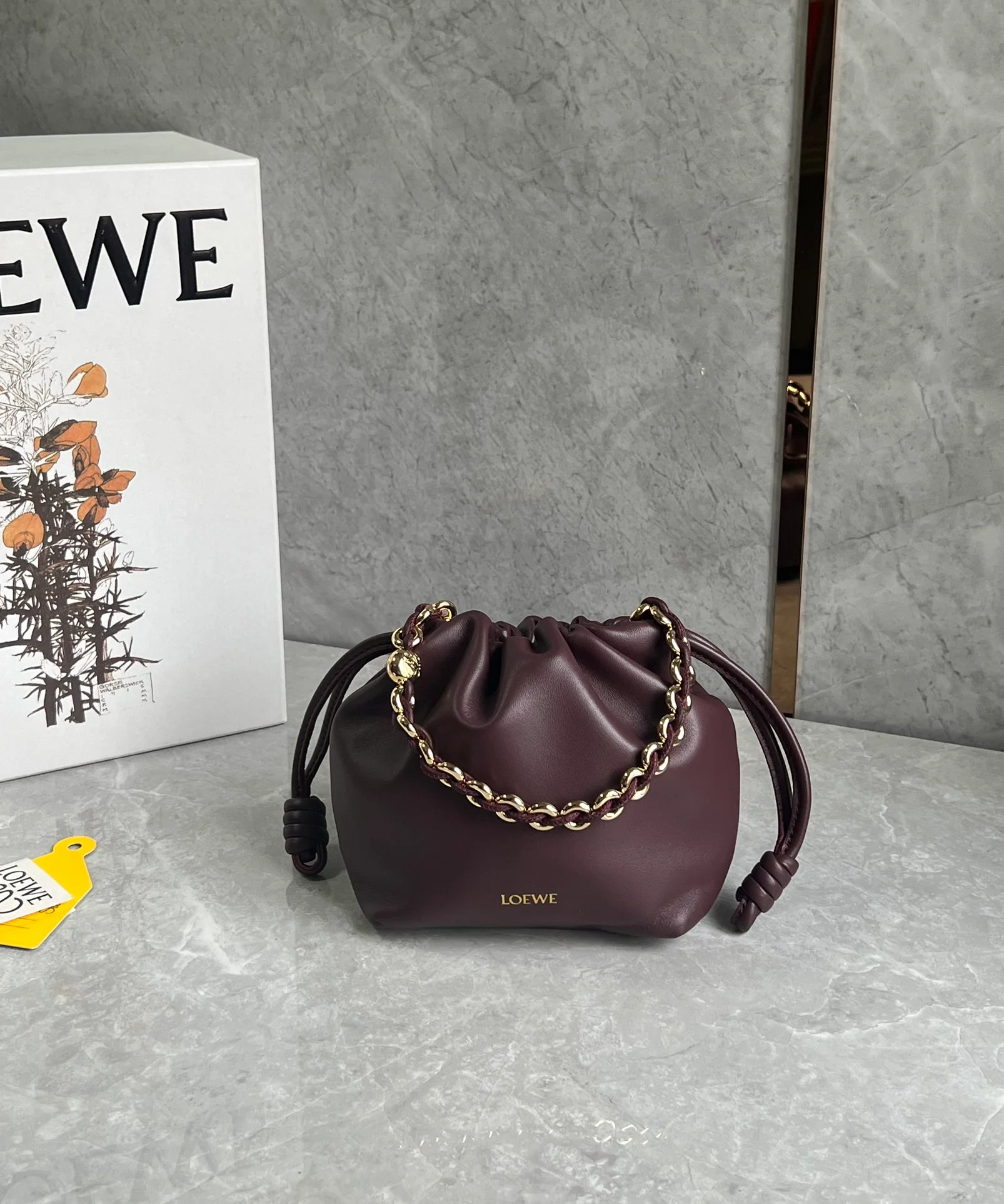 Сумка Loewe Flamenco из овечьей кожи с цепочкой, винно-красная, маленькая.
