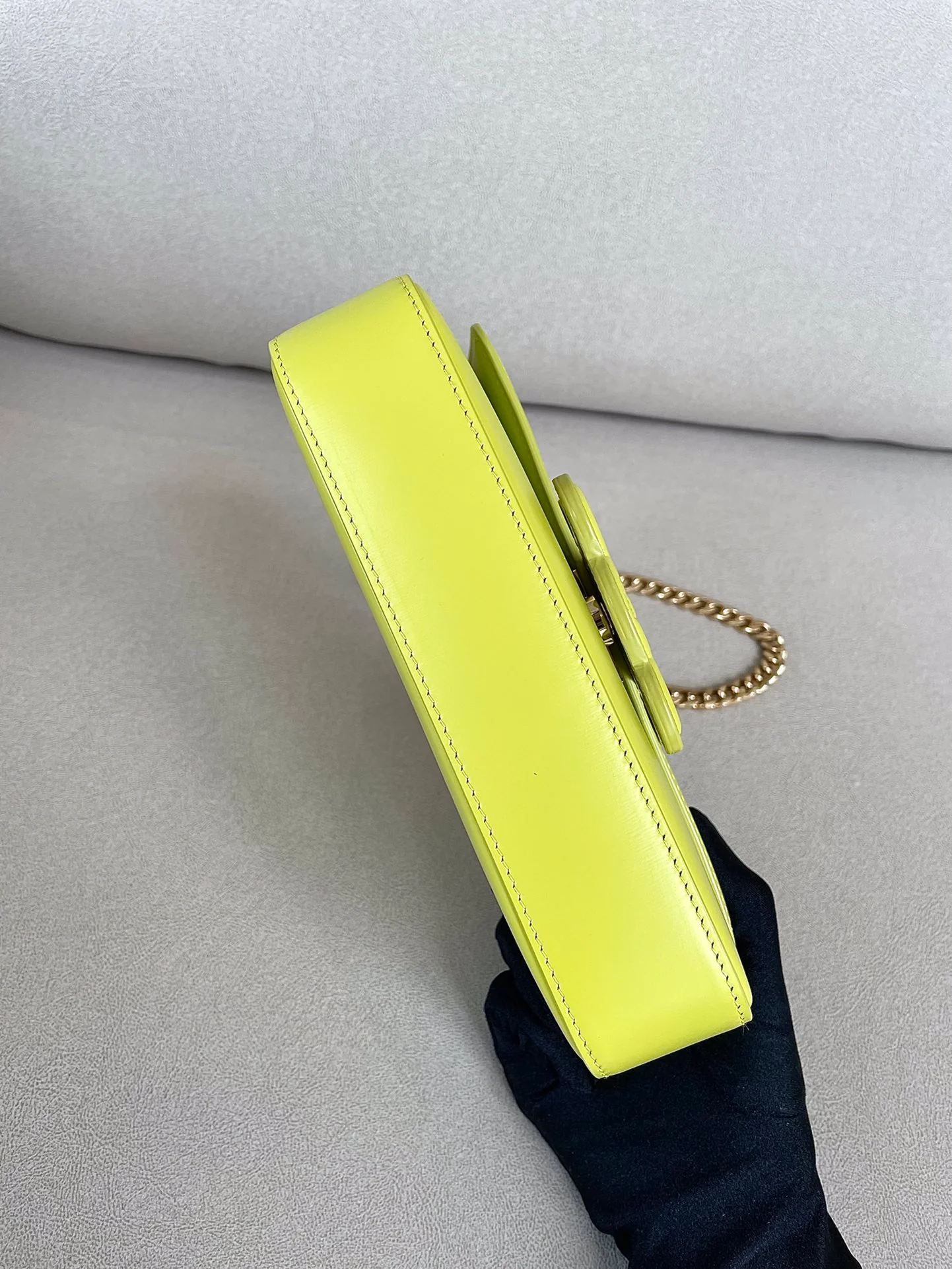 Сумка Celine Triomphe на плечо из глянцевой телячьей кожи с цепочкой — лимонно-желтая.