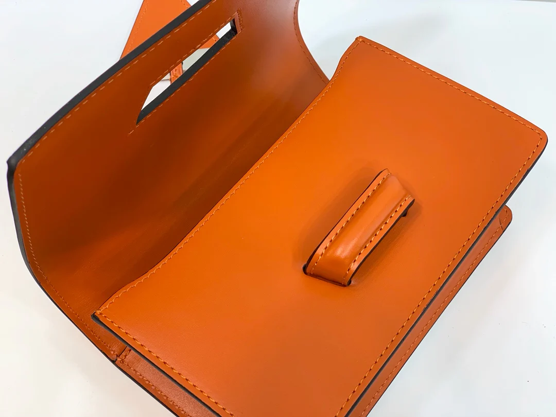 Треугольная сумка Loewe - Телячья кожа - Маленькая - 1 шт.