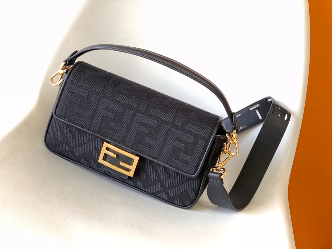 Сумка Fendi Baquette, средний размер, черный холст.