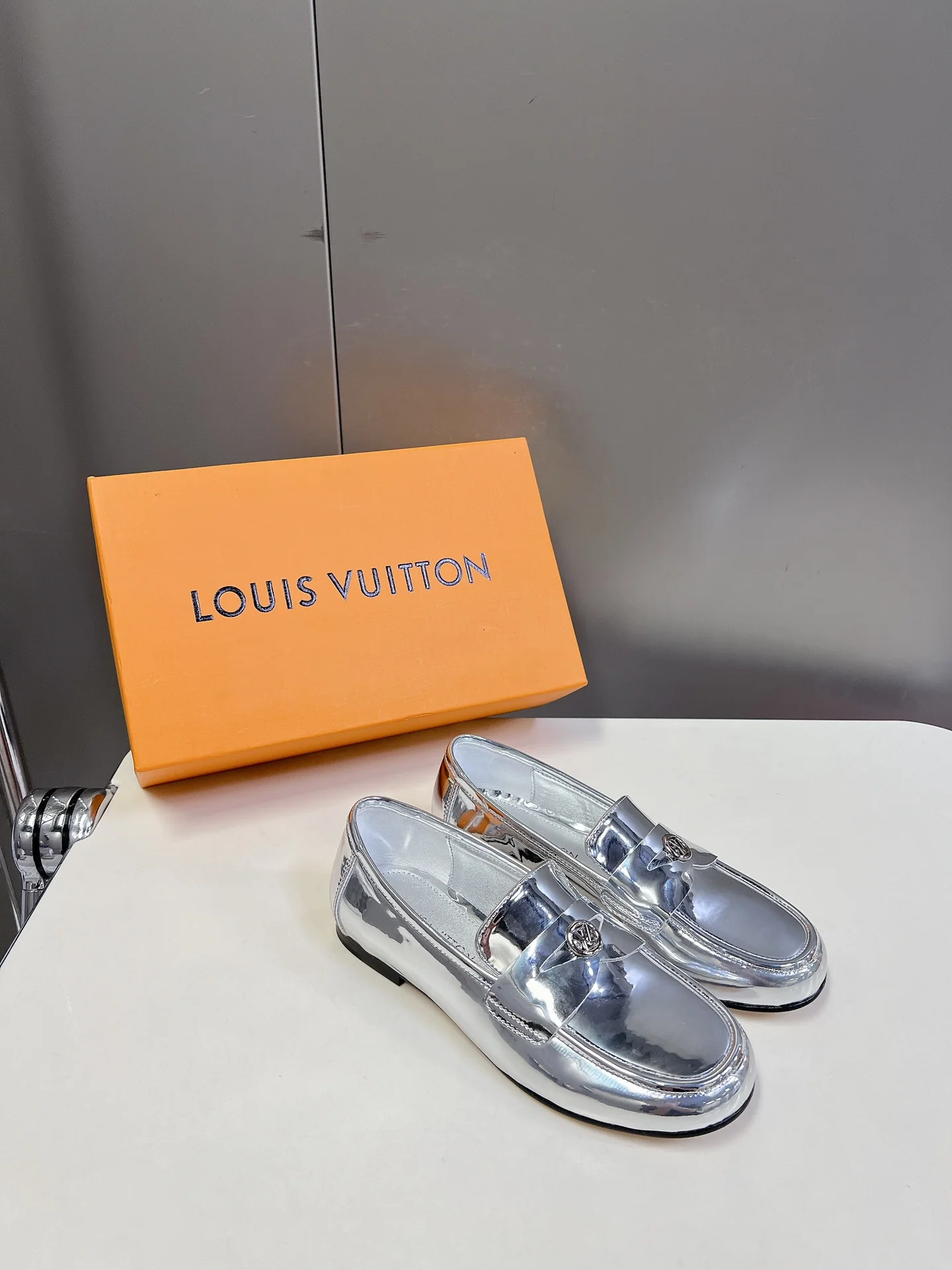 Лоферы LV 2024 - серебристые
