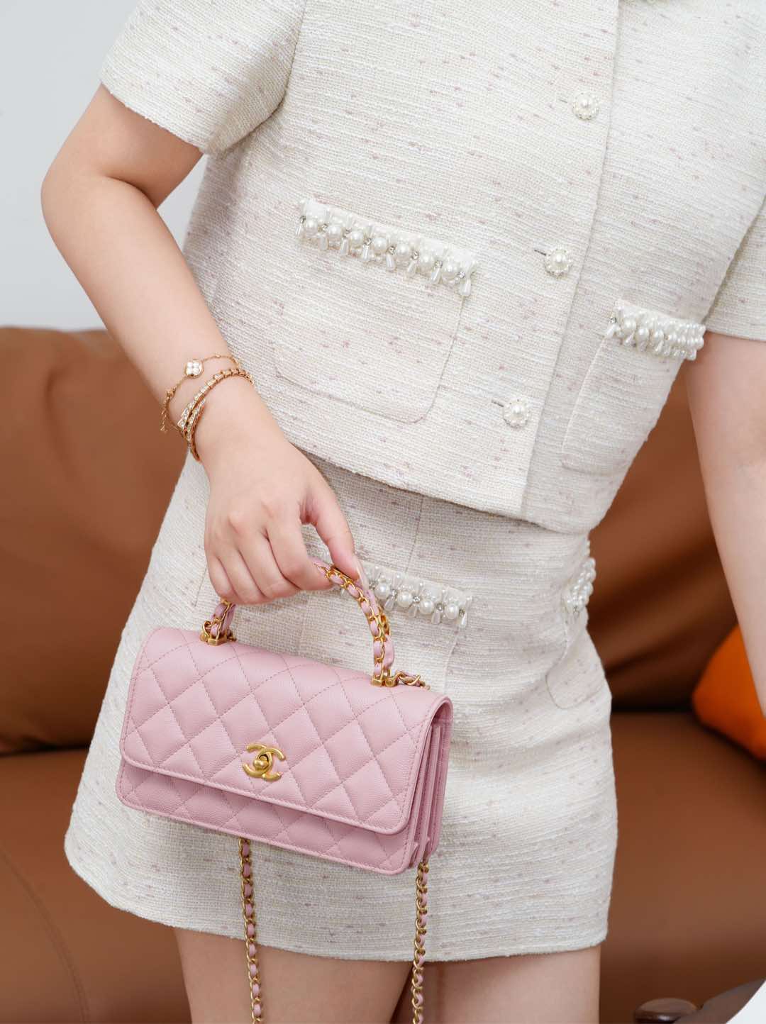 Сумка-гармошка Chanel 25b Double C с двойной ручкой, розовая, с золотой пряжкой.