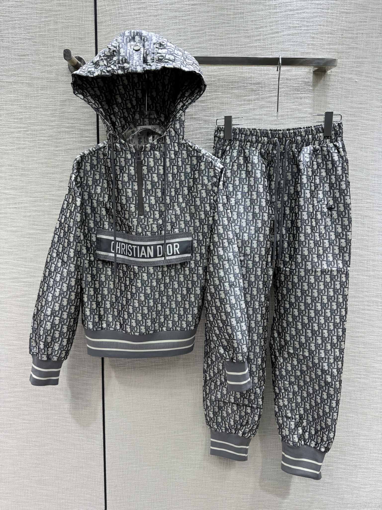 Костюм Dior 2403: толстовка с капюшоном на молнии до середины груди и спортивные брюки с эластичным поясом - серый.
