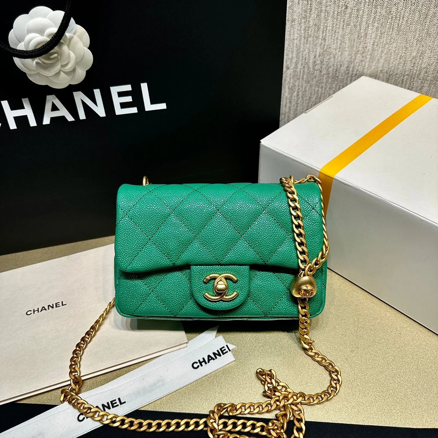 Новинка коллекции Chanel Весна/Лето 2023 - Сумка CF в форме сердца с регулируемой пряжкой и цепочкой - Телячья кожа с текстурой 