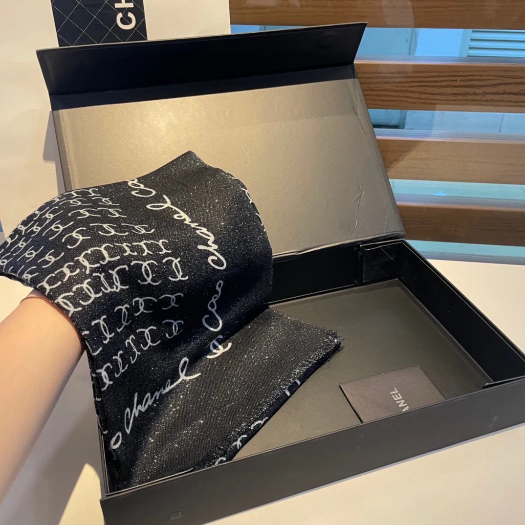 Chanel - Маленький шарф с двойной буквой С - 300 нитей, с бархатной вставкой в ??виде колец