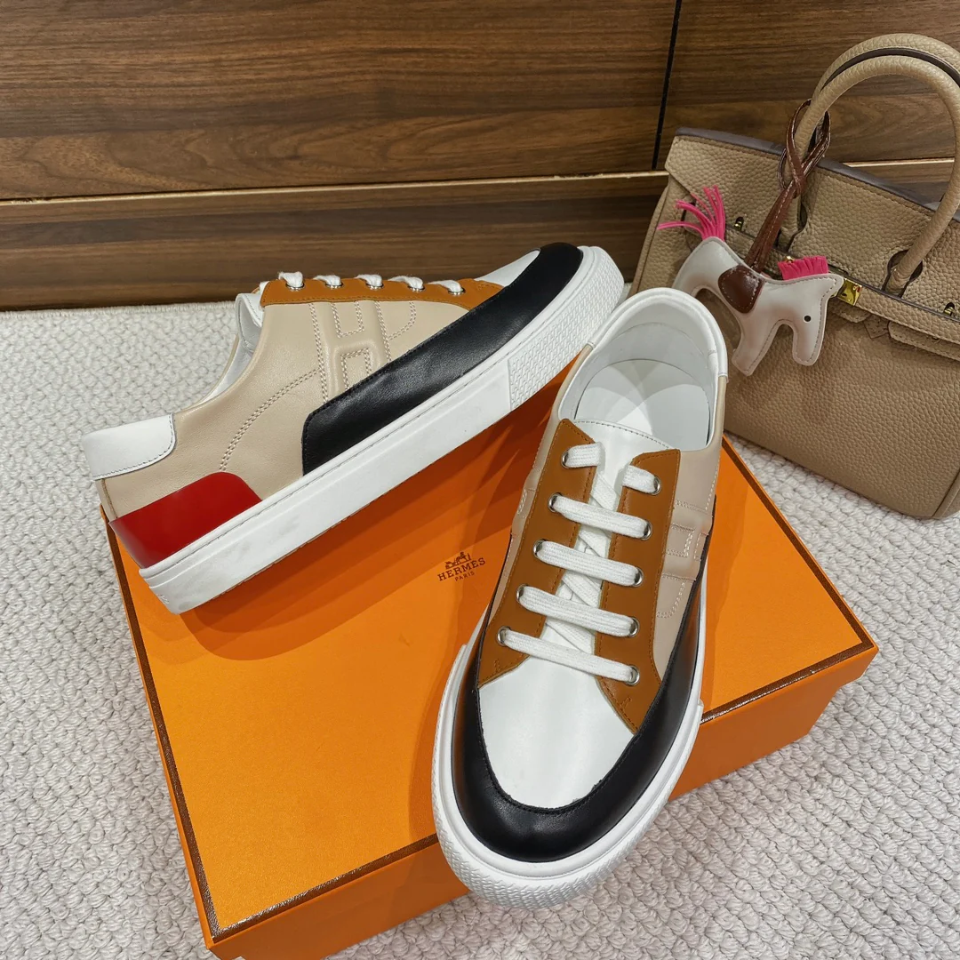 Весенняя коллекция Hermes 2022 — Белые повседневные кроссовки — Мужская модель — Цветовые блоки абрикосового цвета
