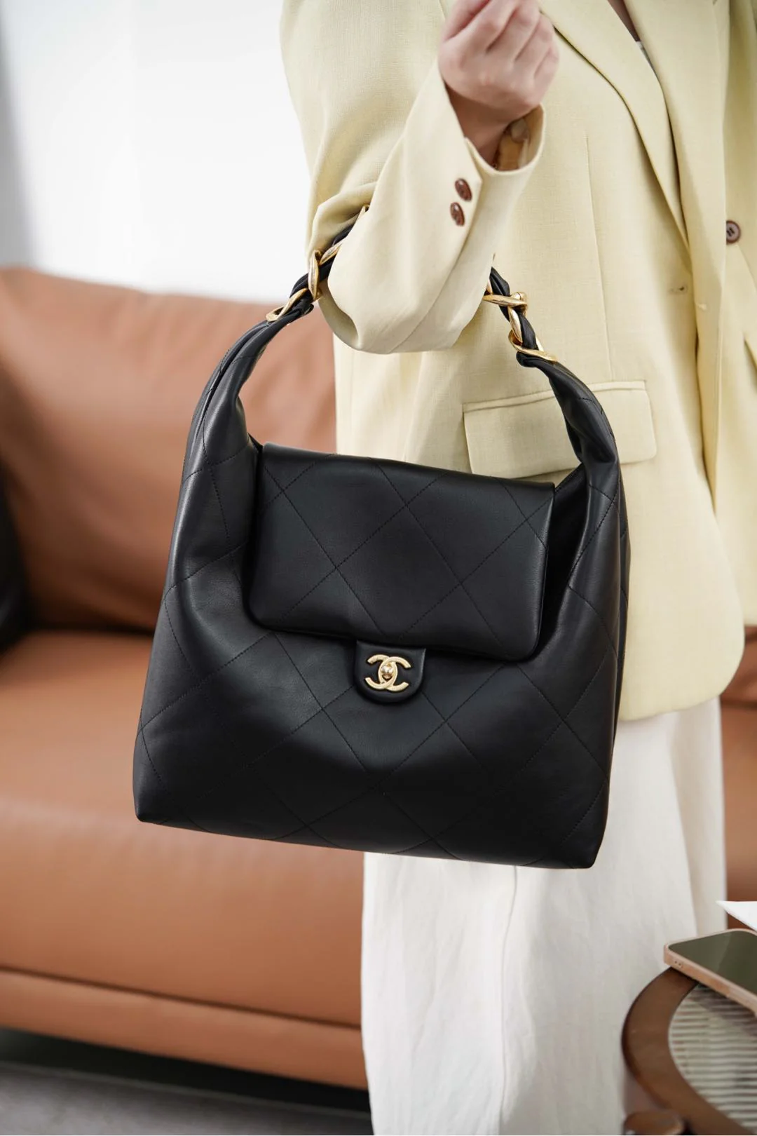 Сумка Chanel Hippie Hobo Bag 25k - Большая, черная, с золотой фурнитурой.