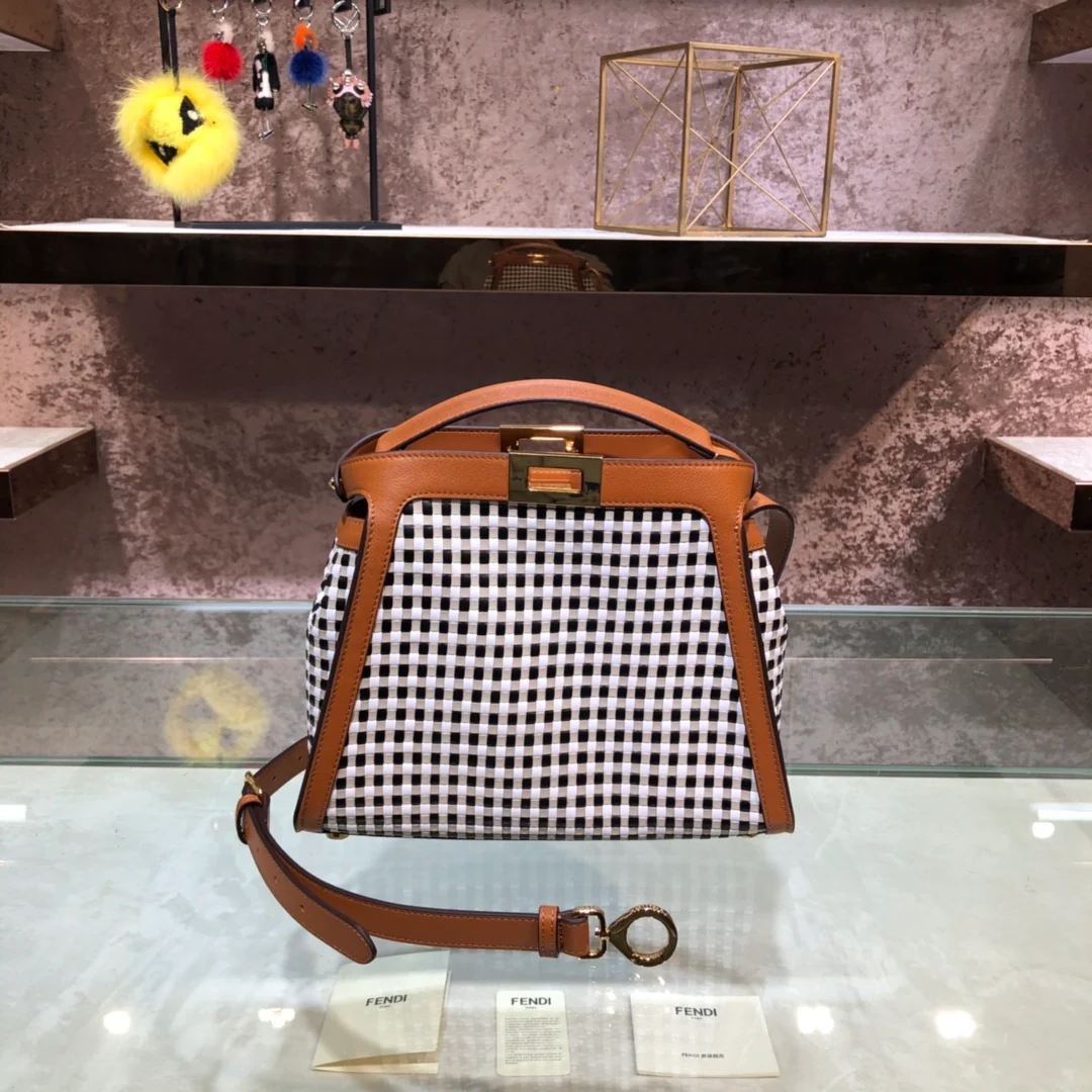 Маленькая кожаная сумка Fendi Peekaboo в клетку
