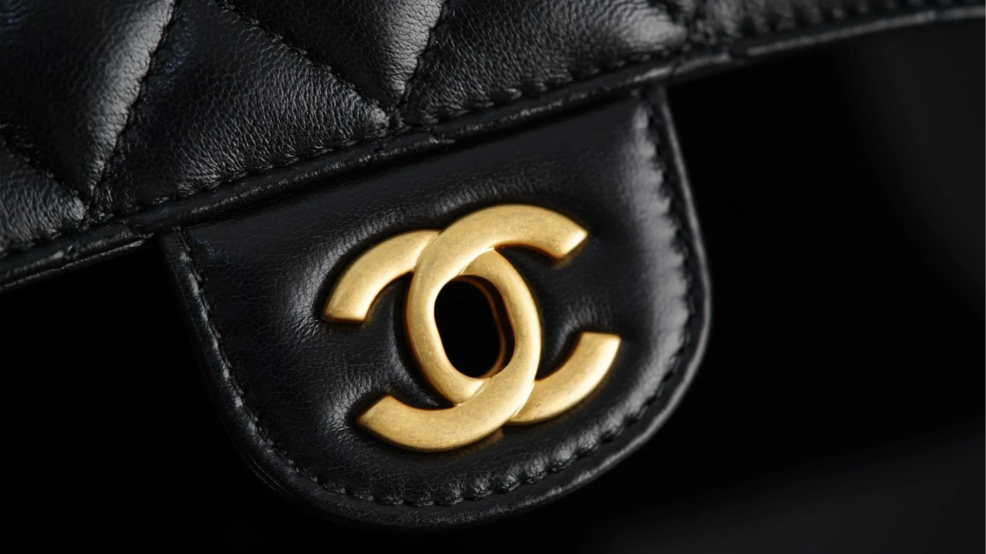 Chanel 25p - Сумка с горизонтальной ручкой и клапаном - Черно-золотая