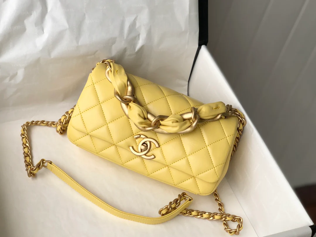 Сумка Chanel из полированной овечьей кожи с стеганым клапаном - желтая