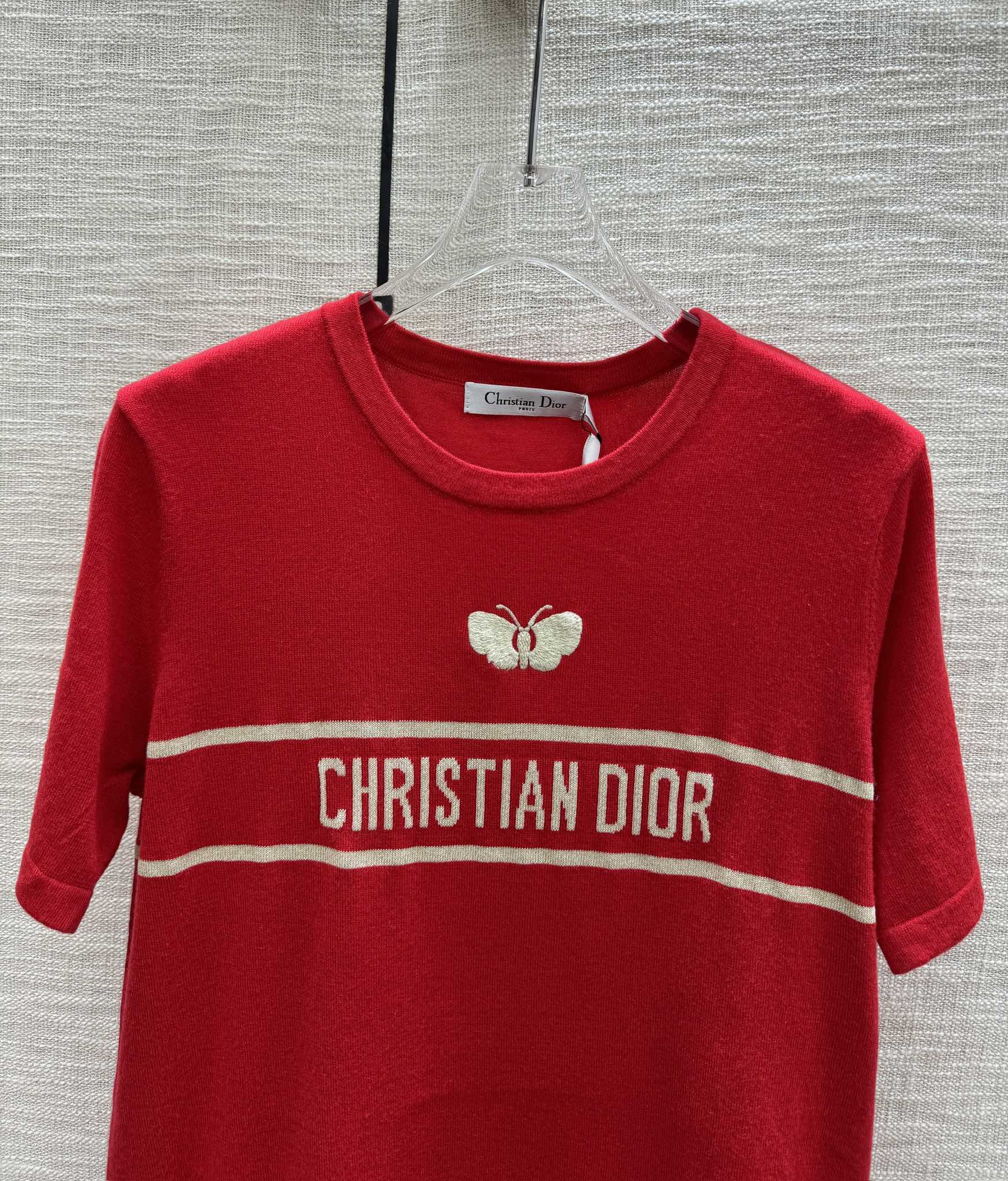 Вязаная футболка с коротким рукавом Dior 2403 с вышитым узором в виде бабочек - красная.