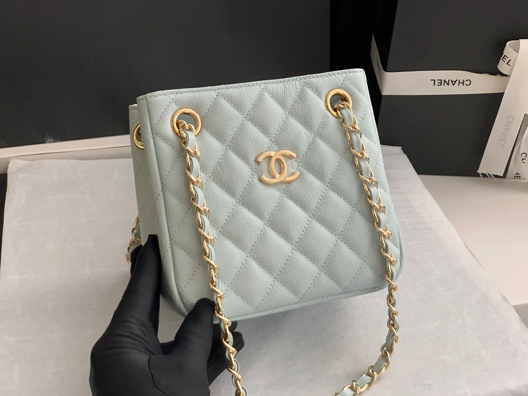 Новая сумка-тоут Chanel весна/лето 2022 — серая.