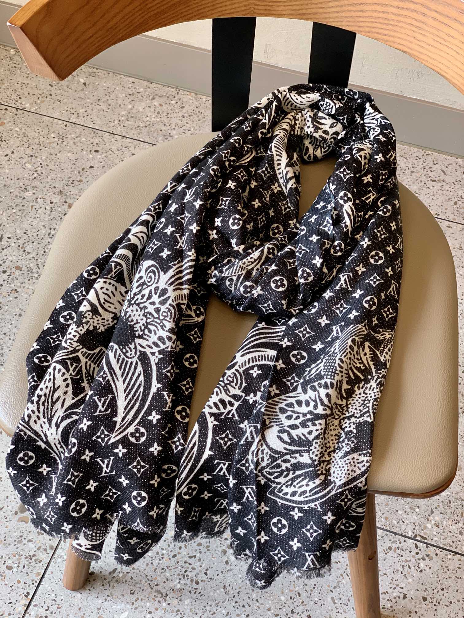 LV - Длинный шарф с серебряной нитью и новым 3D-узором.