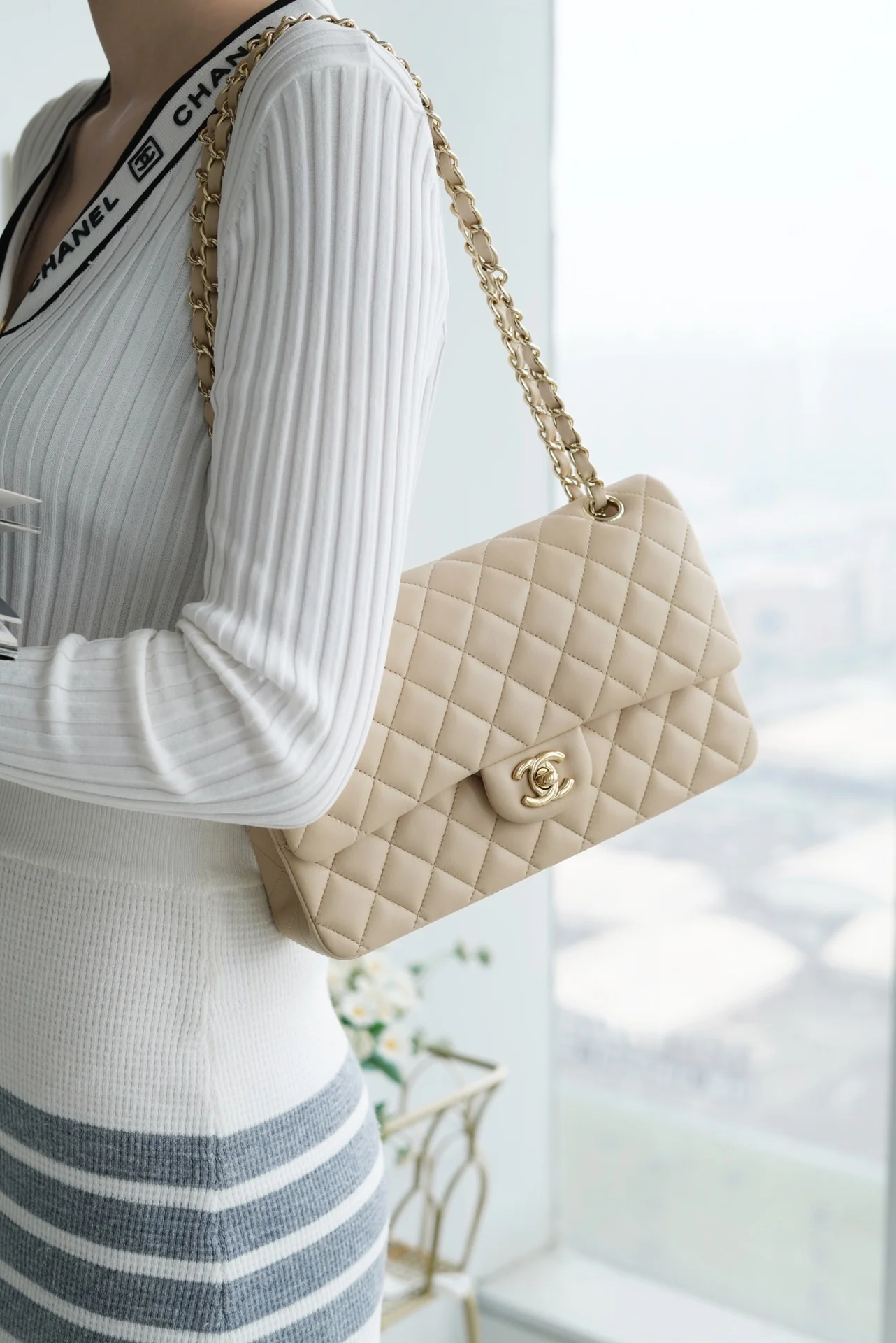 Сумка Chanel CF Medium - 25 см - из абрикосовой овечьей кожи с пряжкой из светлого золота - CF25