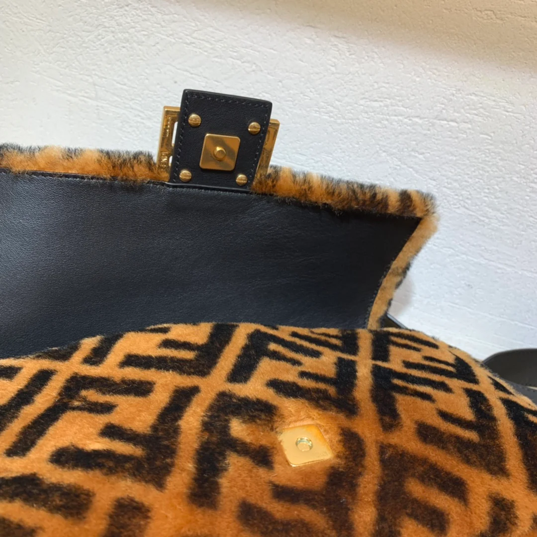 Сумка Fendi Baguette Medium из шерсти