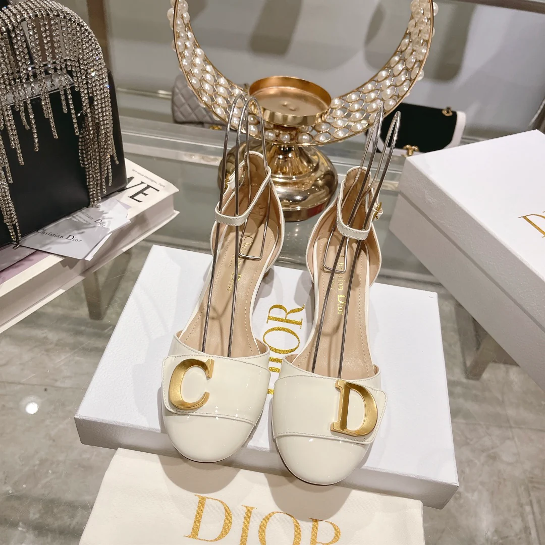 Новинка весны 2023 года от Dior — сандалии с закрытым носком и ажурной подошвой — лакированная кожа, белые.