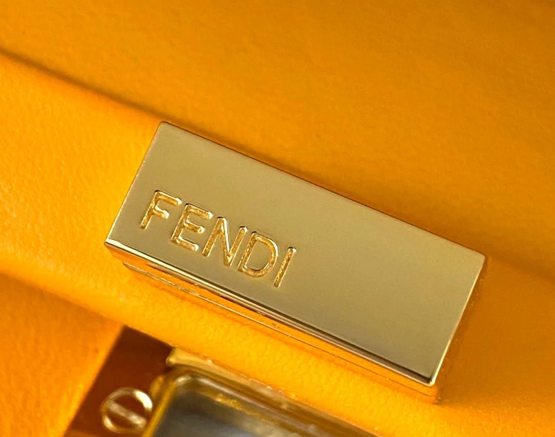 Миниатюрная желтая кожаная сумочка Fendi Peekaboo