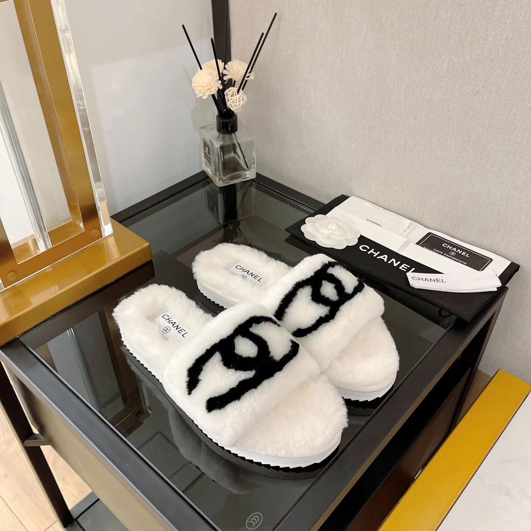Коллекция Chanel 2022 года с подиума - Меховые тапочки - Белые