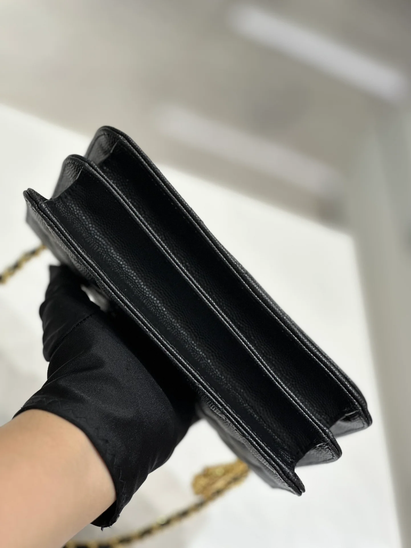 Коллекция Chanel Весна/Лето 2023 - Подвесной телефон-гармошка - WOC - Кожа с зернистой текстурой 