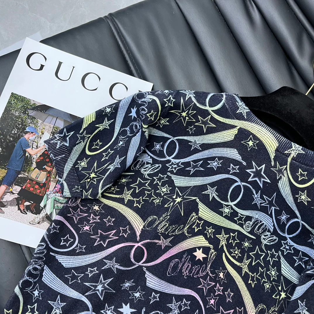 Топ с короткими рукавами из трикотажа с принтом из коллекции Chanel 2403 Comet.