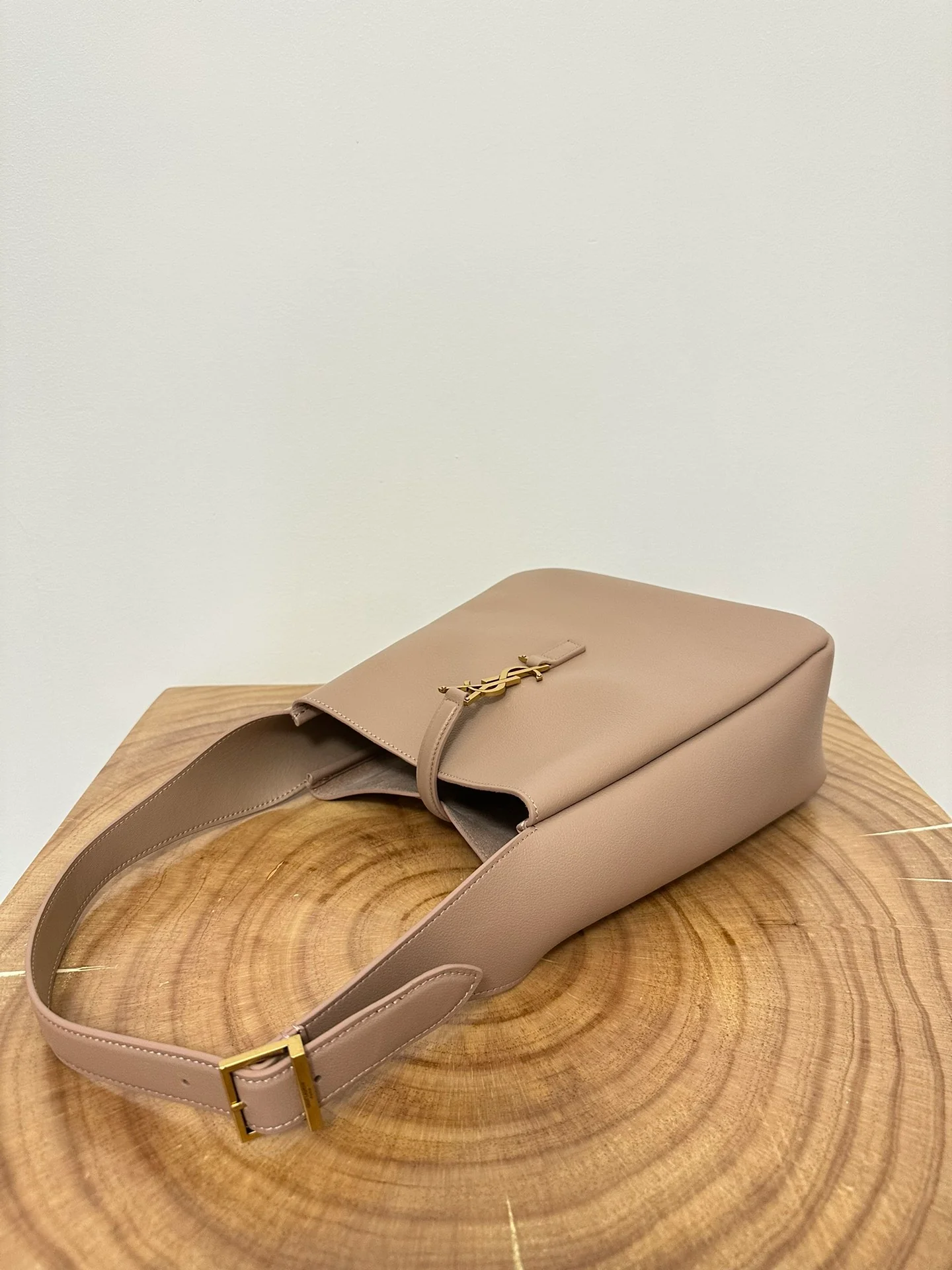 YSL-le-5-a-7-soft-hobo-rose sand