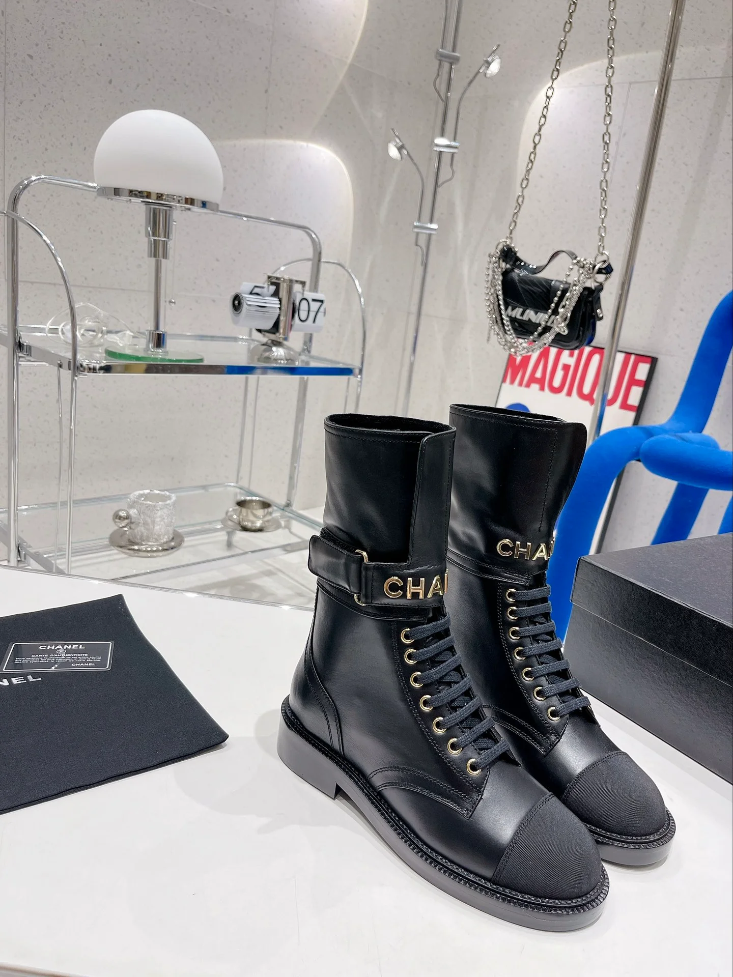 Новинка сезона осень/зима 2022 от Chanel — Ботинки Dr. Martens на шнуровке — Черные