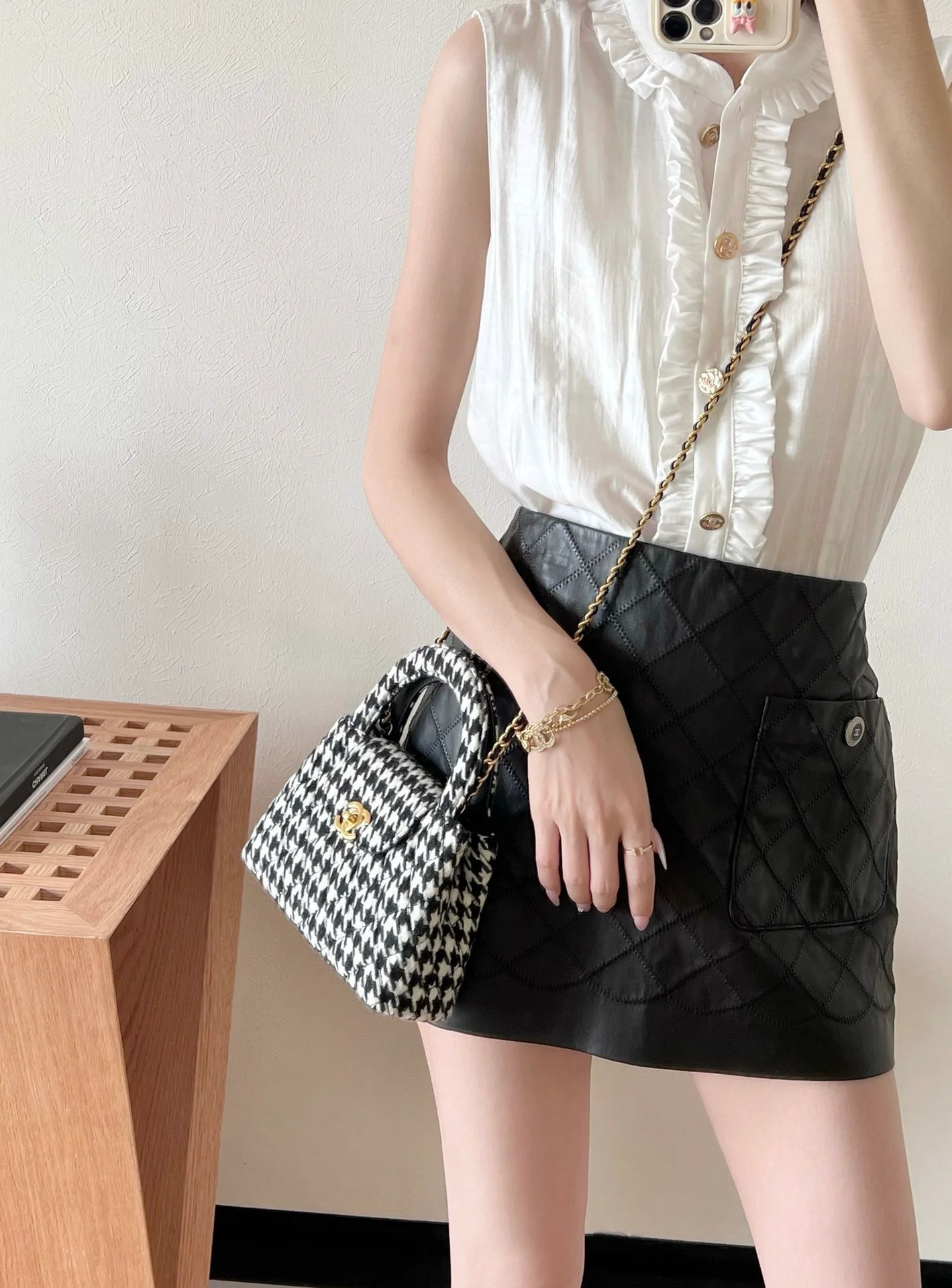 Сумка Chanel Kelly на цепочке с узором ?гусиная лапка?.