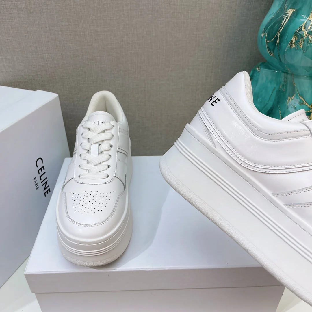 Образ Celine на показе Недели моды весна/лето 2022 — массивные белые кроссовки в стиле знаменитостей.