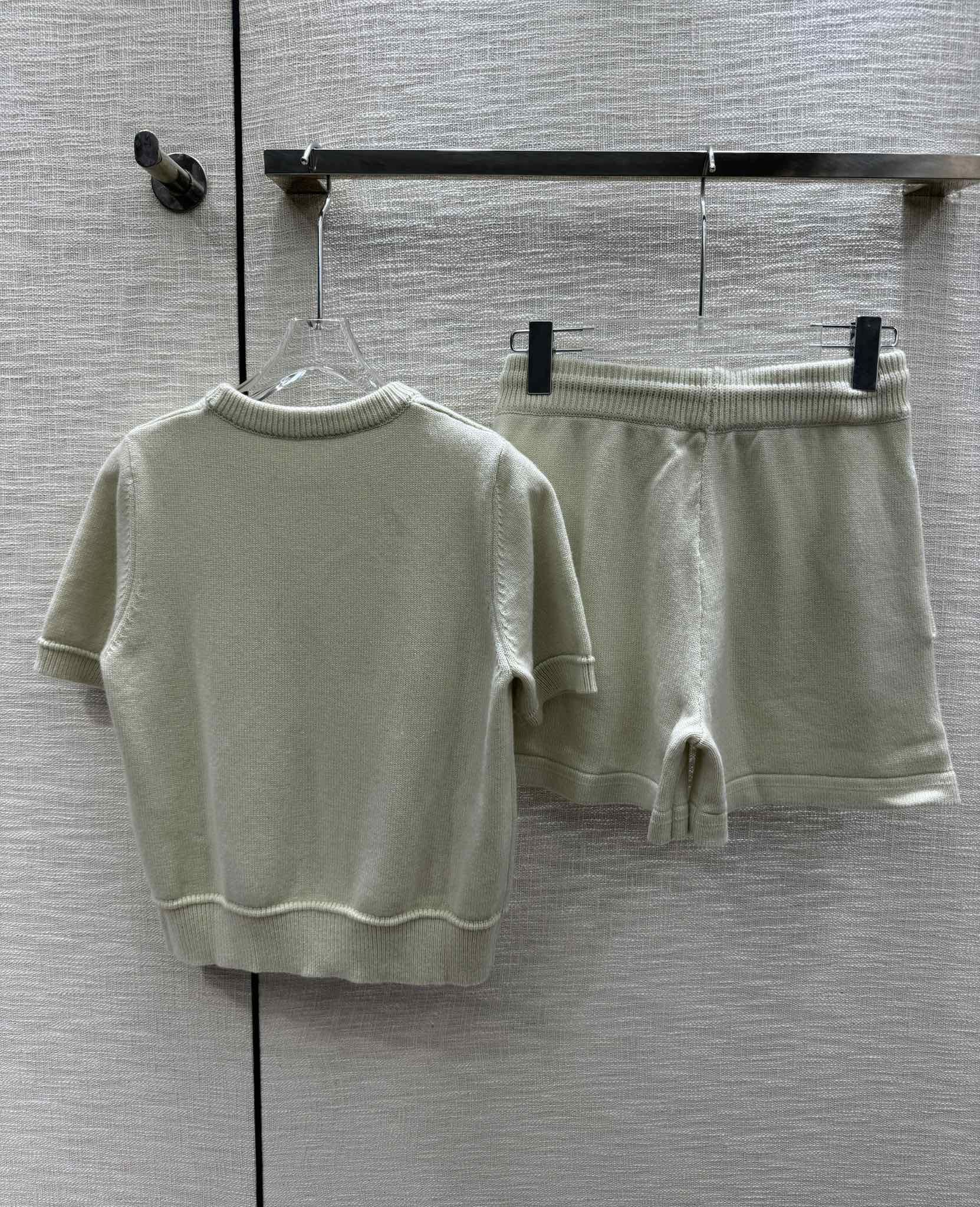 Комплект из трикотажа с ребристым воротником и короткими рукавами из коллекции Celine весна/лето 2024.