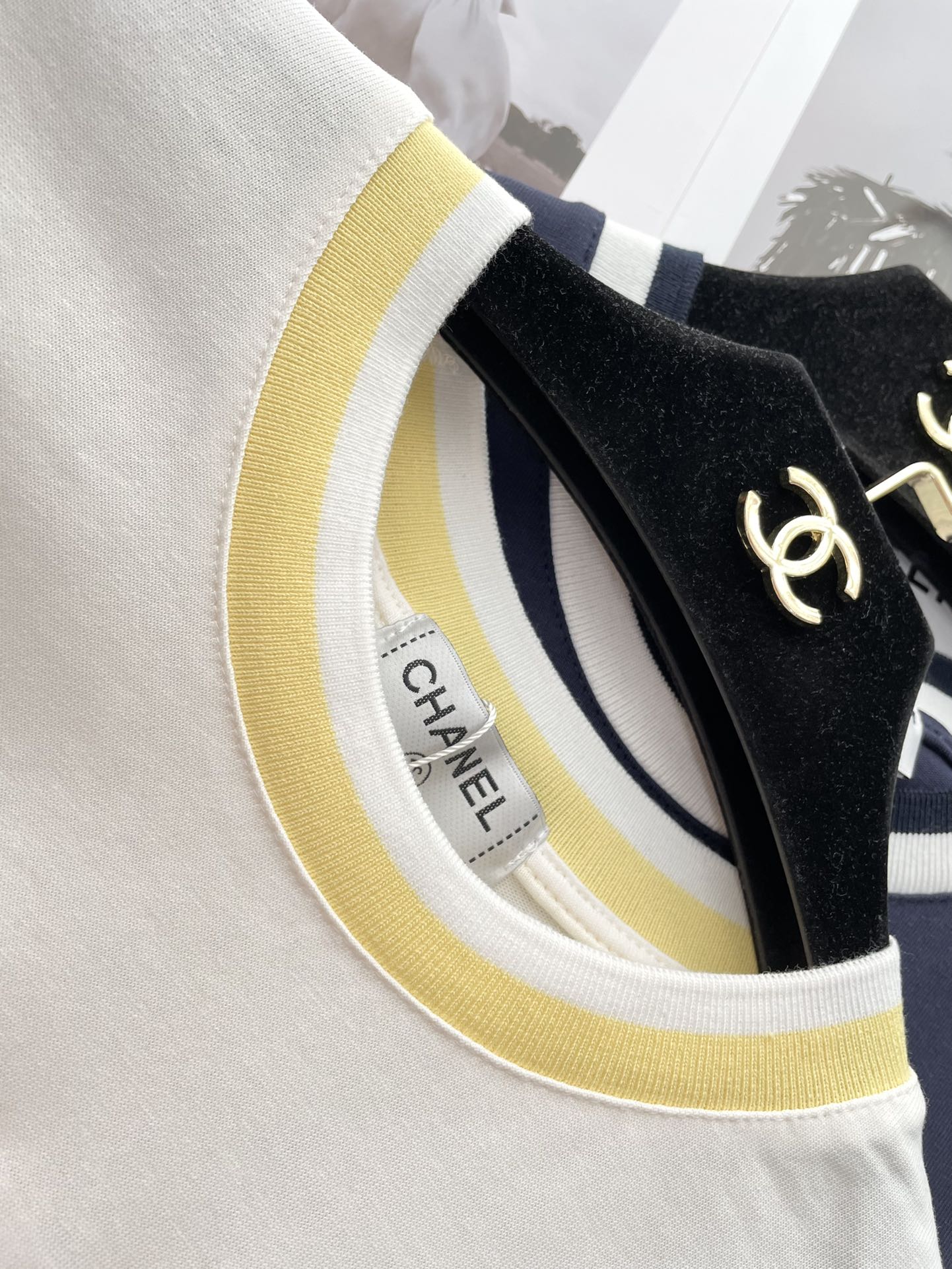 Футболка Chanel 2403 с вышитой 3D-буквой в виде зубной щетки, белая.