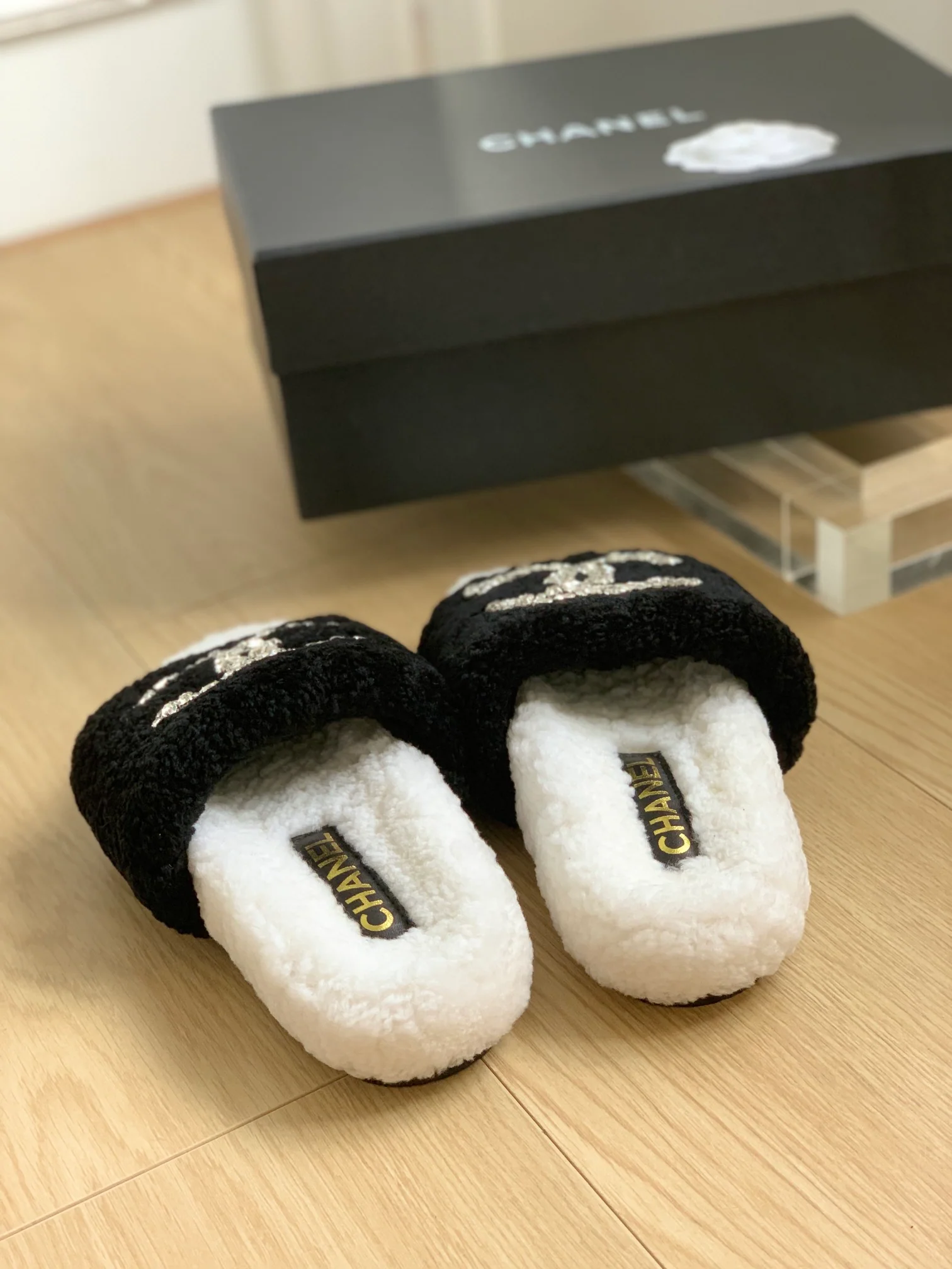 Новинка сезона осень/зима 2023 от Chanel - Домашние тапочки из овечьей шерсти с резиновой подошвой - Черно-белые