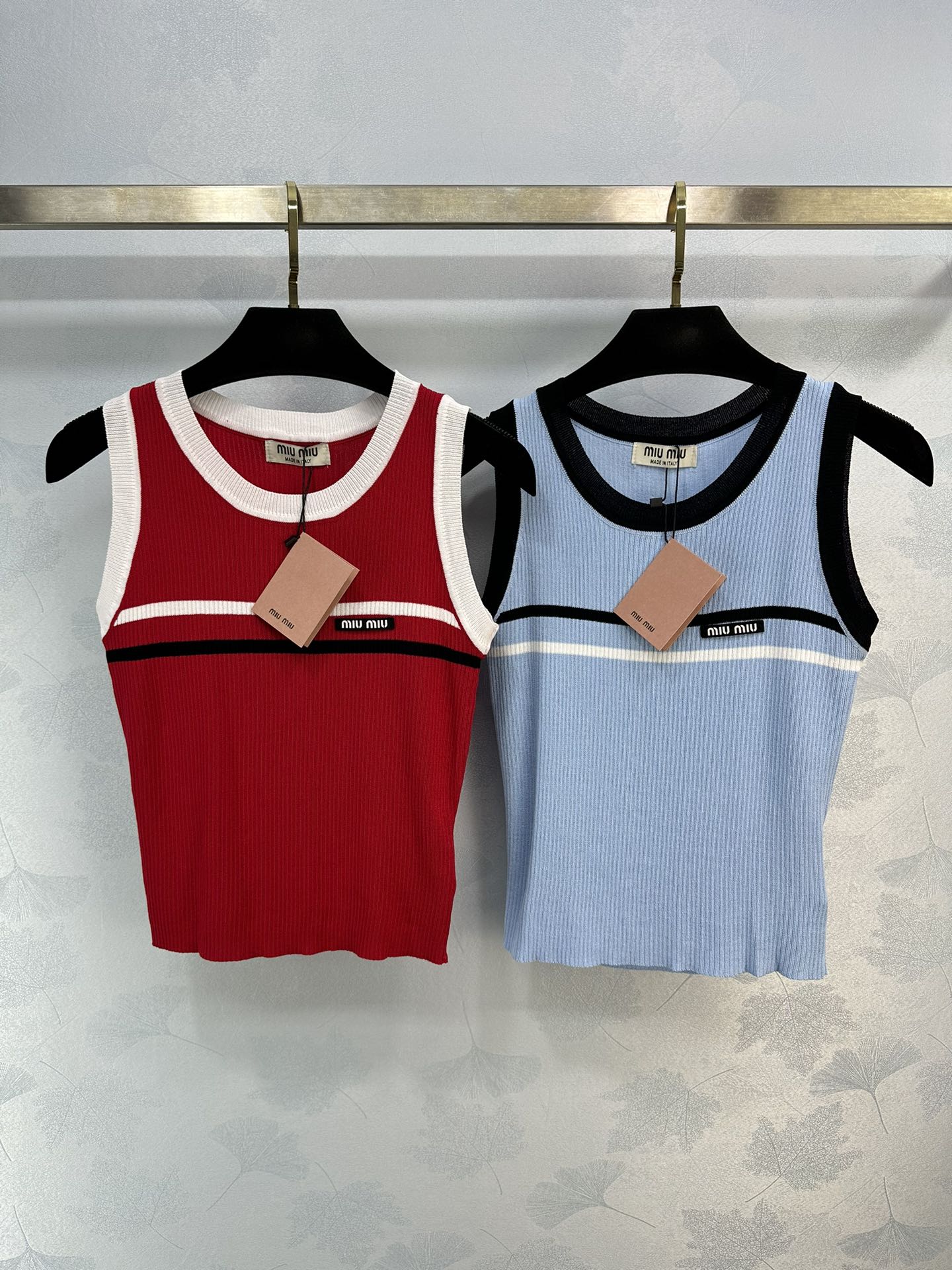 Жилет Miu Miu-2404 из приятного для кожи шелка и хлопка с круглым вырезом в полоску, с цветовыми блоками-1