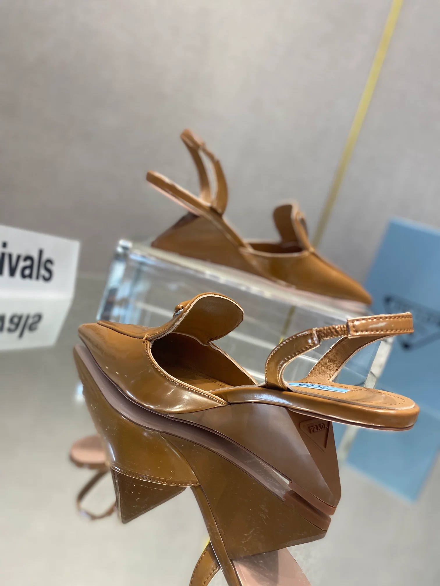 Туфли Prada - Prada - лакированные сандалии на низком каблуке - коричневые