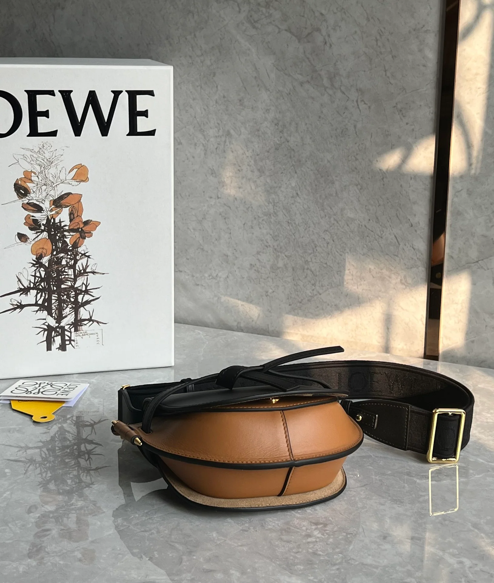 Сумка на седло Loewe Gate Dual Mini Saddle Bag - черно-коричневая.