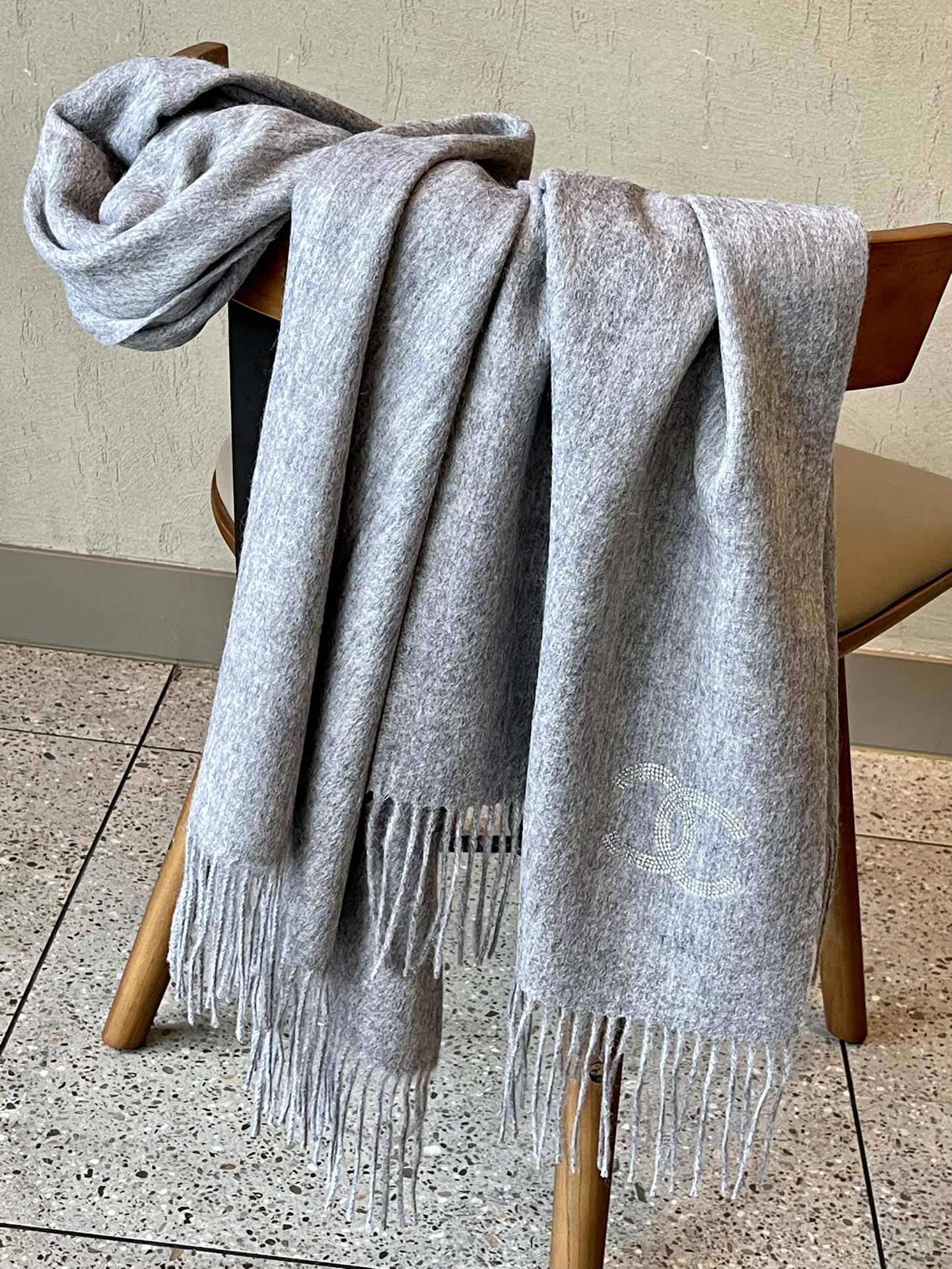 Chanel - Кашемировый шарф, украшенный бриллиантами - 180-70-102 см - Серый