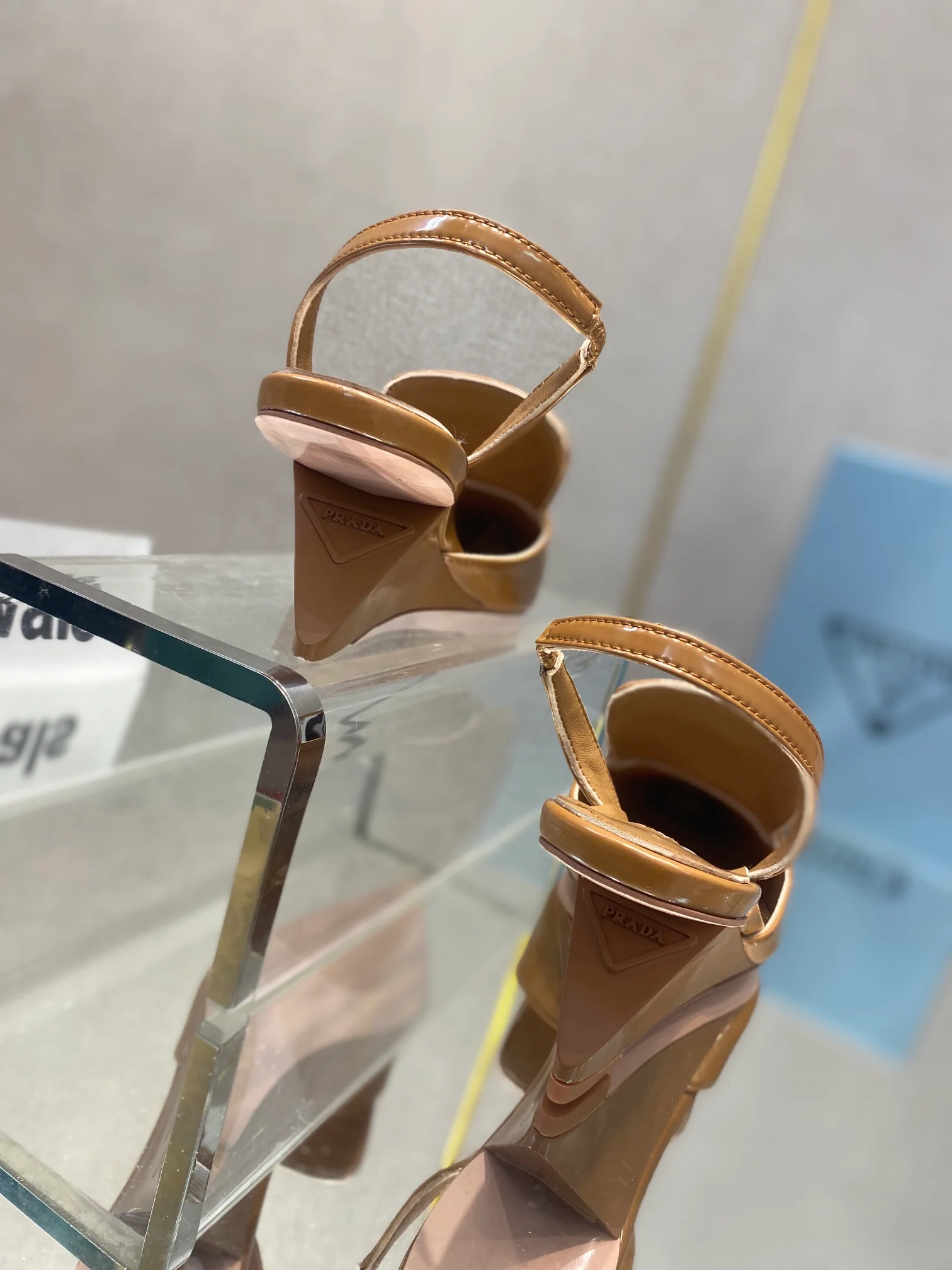 Туфли Prada - Prada - лакированные сандалии на низком каблуке - коричневые