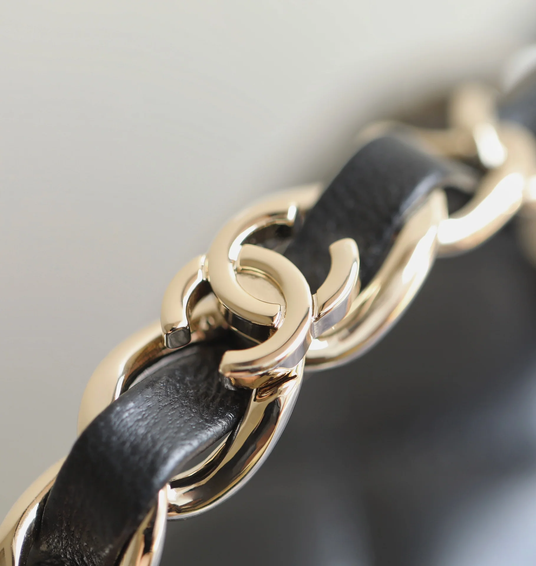 Chanel - Сумка с двойной С-образной ручкой и клапаном CF - Черная