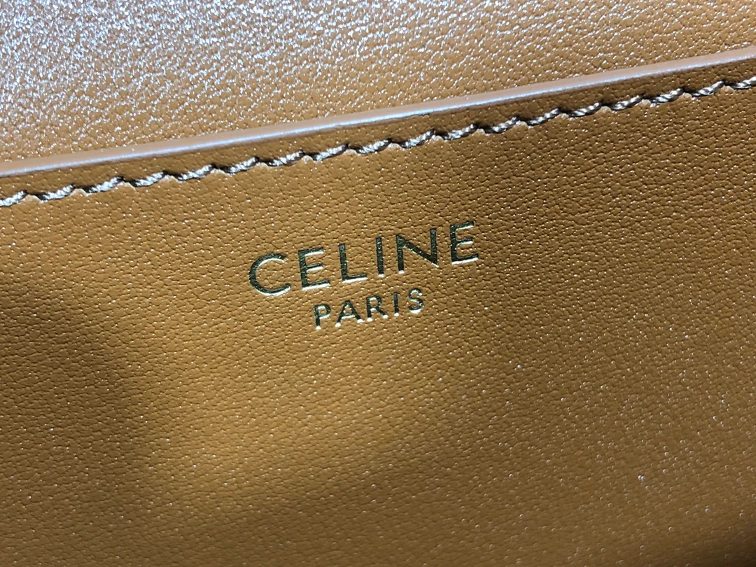 Мини-клатч Celine Tabou с плечевым ремешком в форме замка — коричневый — из гладкой коровьей кожи.