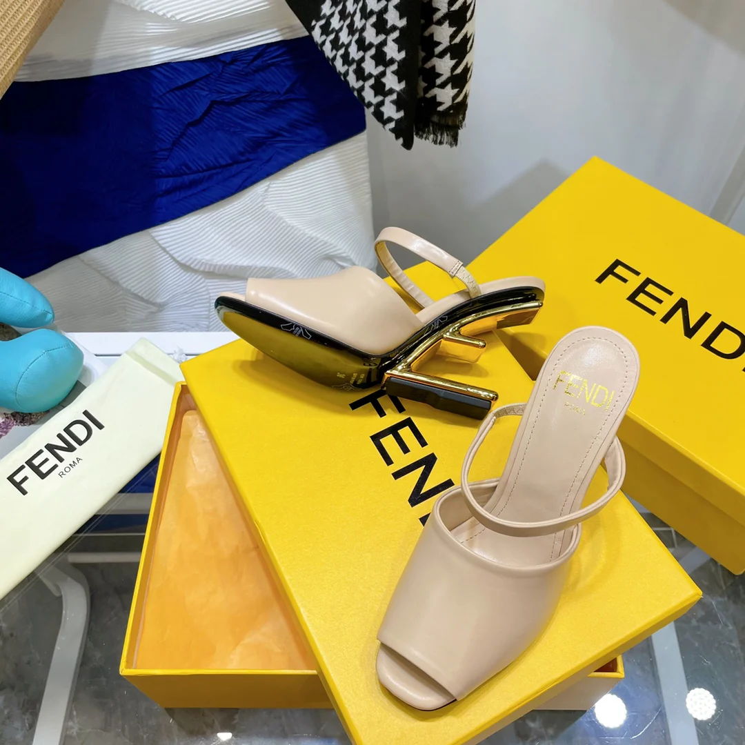 Fendi - Стильные сандалии на F-образном каблуке - Сандалии на высоком каблуке с открытым носком
