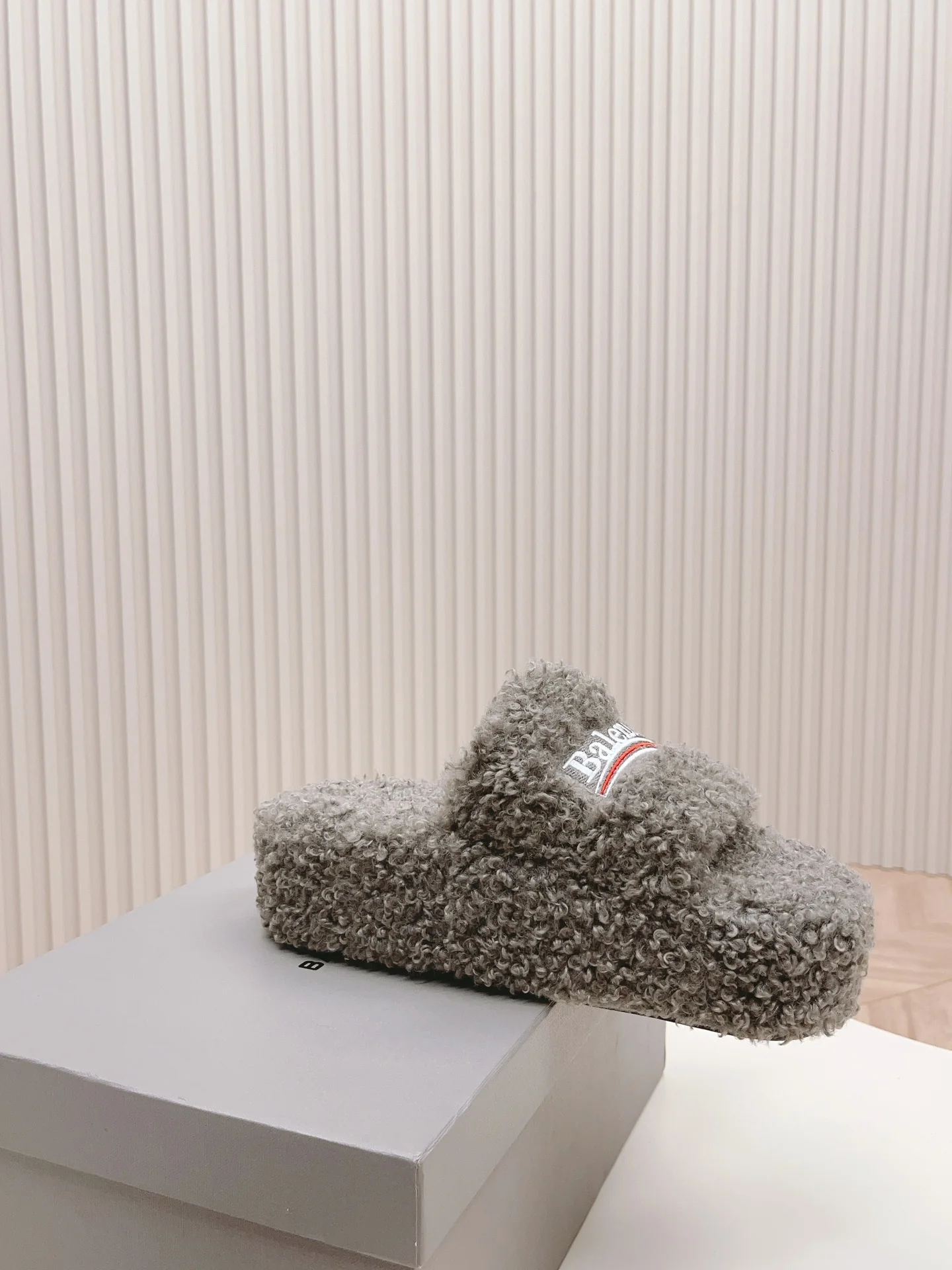 Новинка Balenciaga 2023 года - Меховые тапочки на платформе - Серые