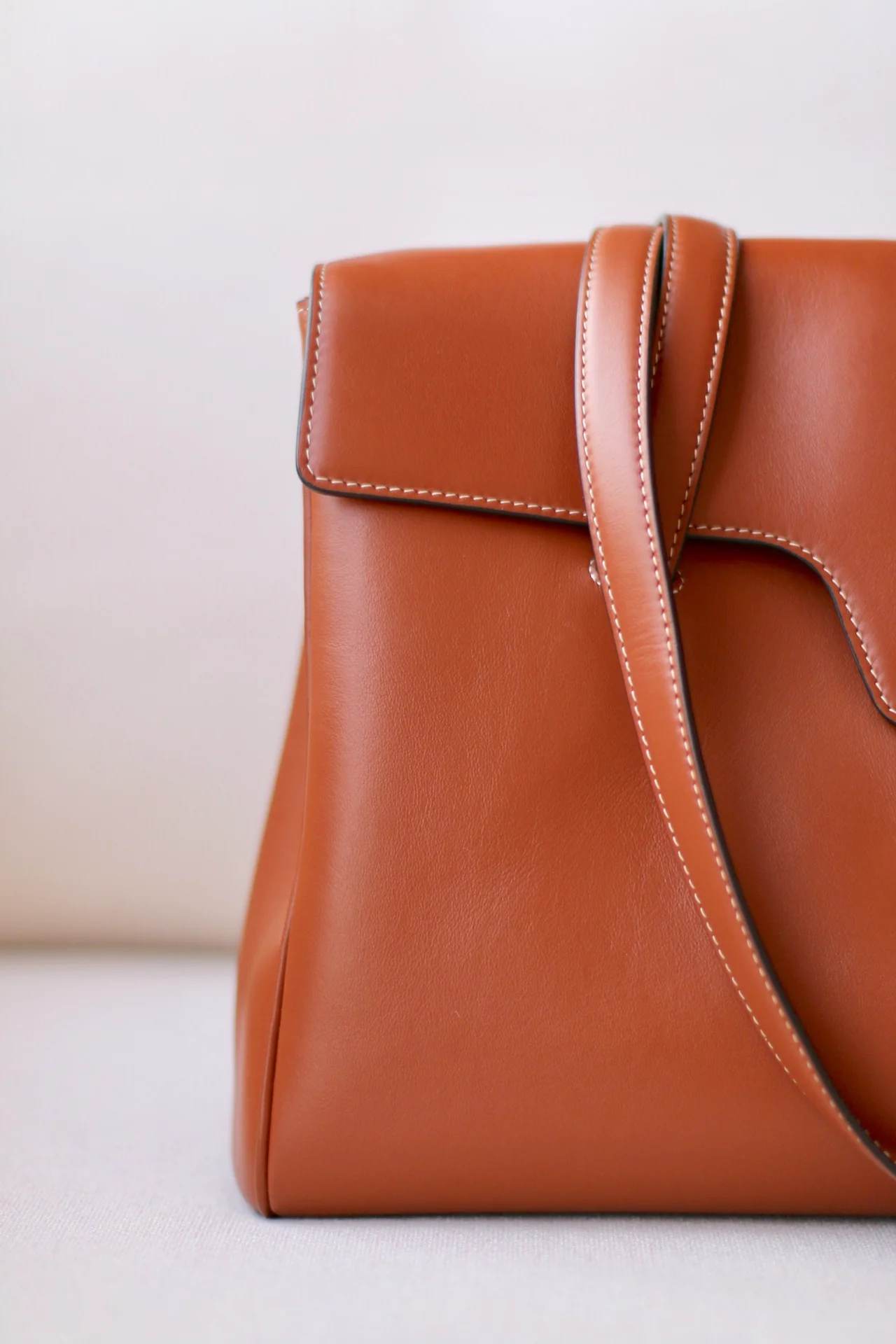 Сумка Celine Soft 16 Medium из гладкой коровьей кожи - коричневая